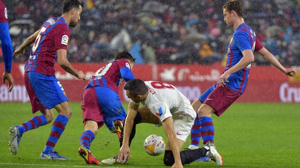 برشلونة يوقف إشبيلية ويخدم ريال مدريد