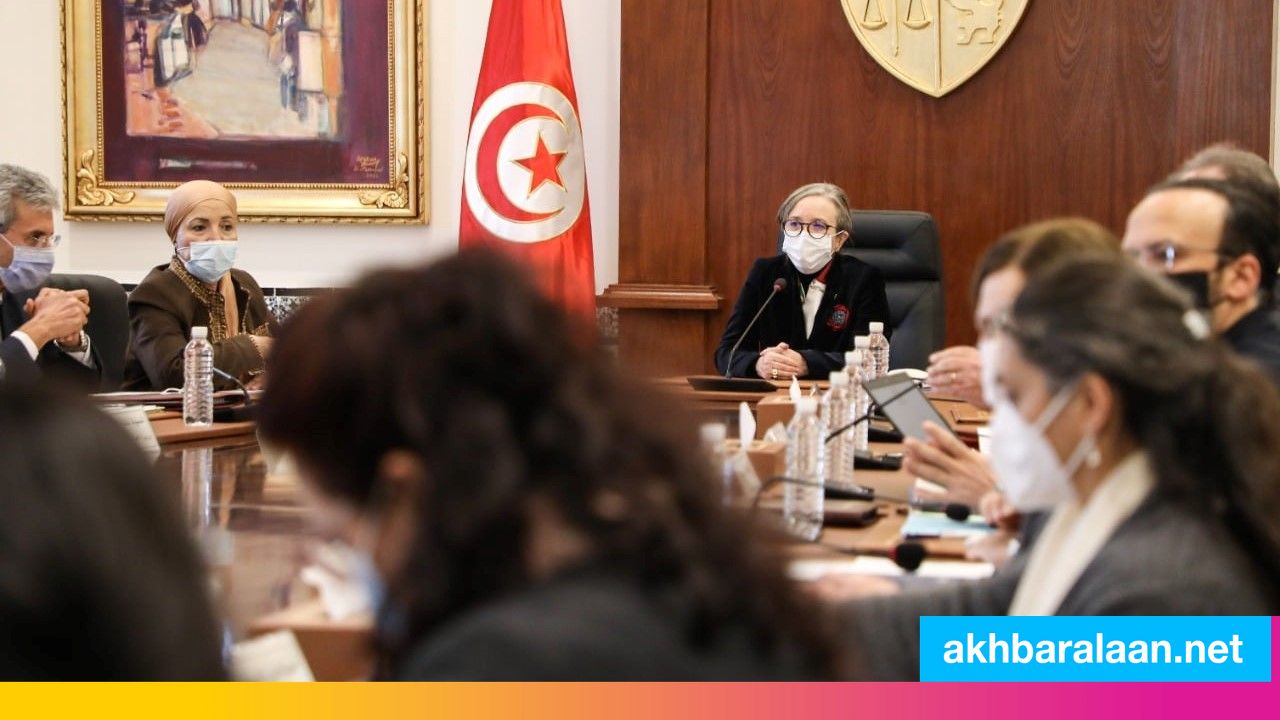 رئيسة الحكومة التونسية تشدد على ضرورة تطبيق البروتوكولات الصحية