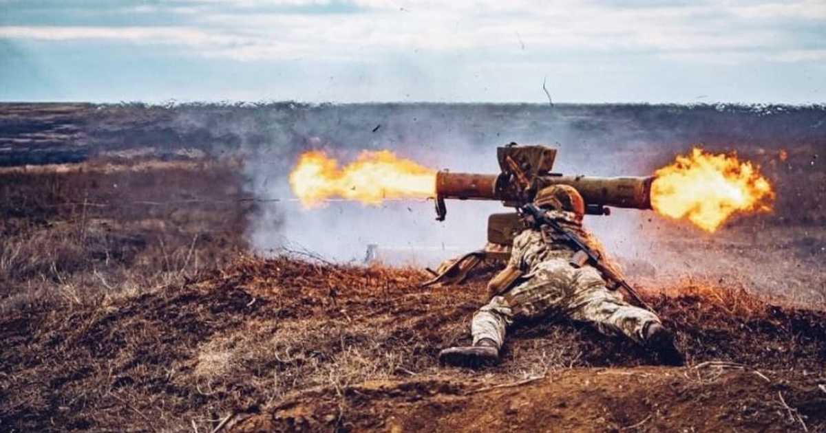 صور الحرب العالمية تعود.. رصاص ونساء على خط النار بأوكرانيا