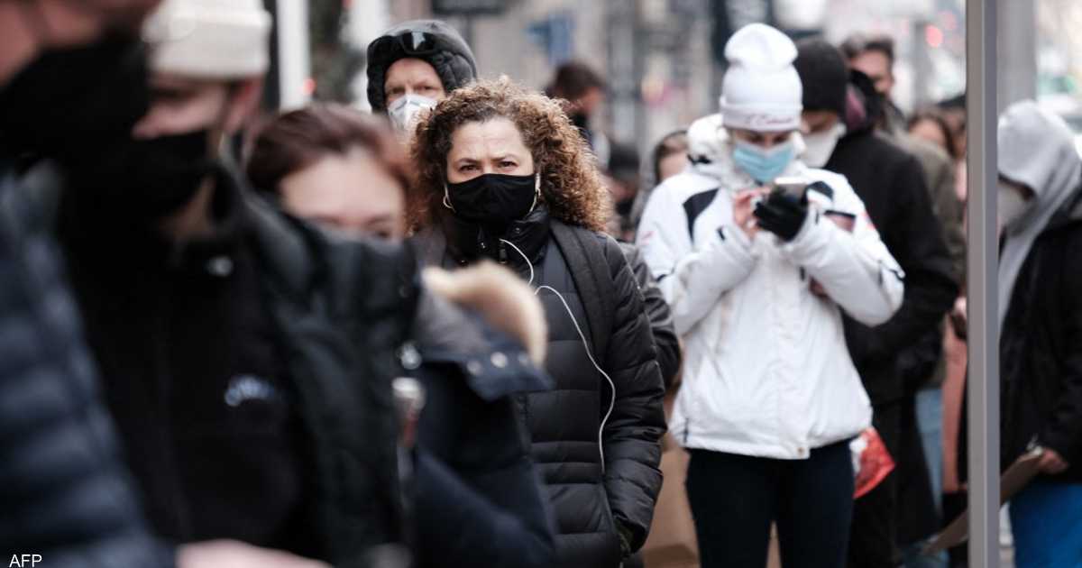 فاوتشي يحذر: عدد المصابين بمتحور “أوميكرون” سيواصل الارتفاع