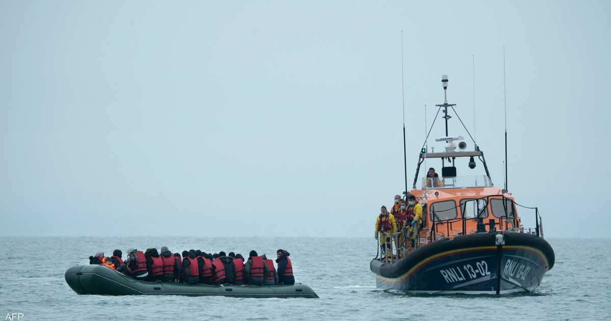 فرنسا.. إنقاذ عشرات المهاجرين من الغرق في بحر المانش