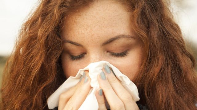 فيروس كورونا: دراسة بريطانية تحذر من أن “نصف من تظهر عليهم أعراض نزلات البرد مصابون بكوفيد-19”