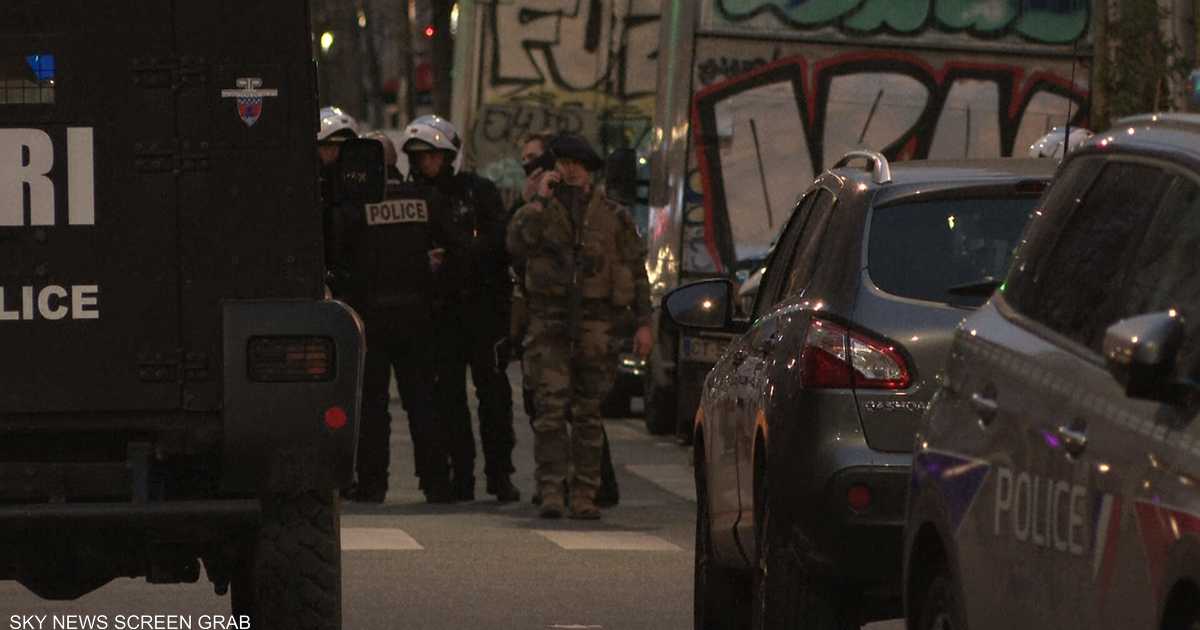مسلح يحتجز رهينتين في باريس ويطالب بـ”حديث” مع وزير العدل