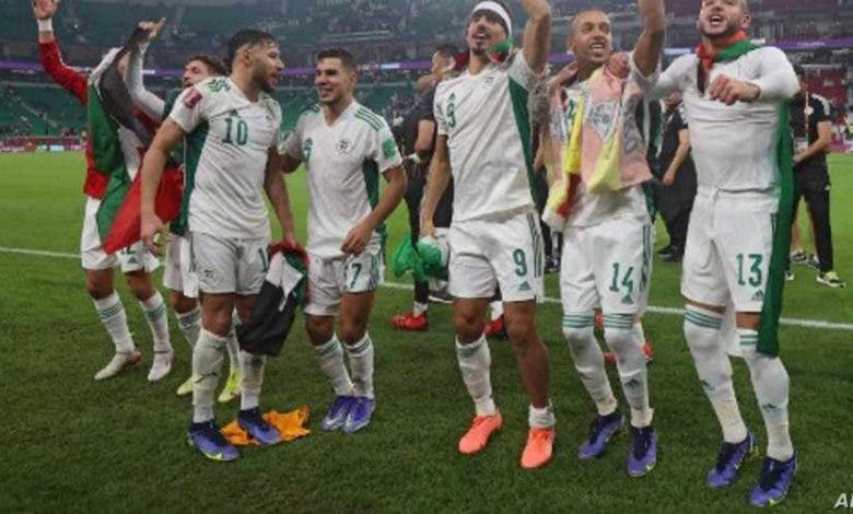 مهاجم المنتخب الجزائري يشعل مواقع التواصل برفع علم المغرب