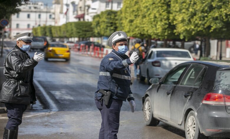 السلطات التونسية تحظر التجول الليلي وتمنع التجمعات