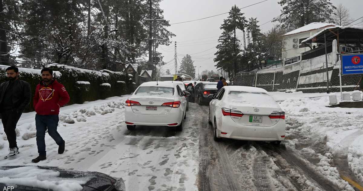 باكستان.. مقتل 16 شخصا في سياراتهم بعد أن حاصرتهم الثلوج