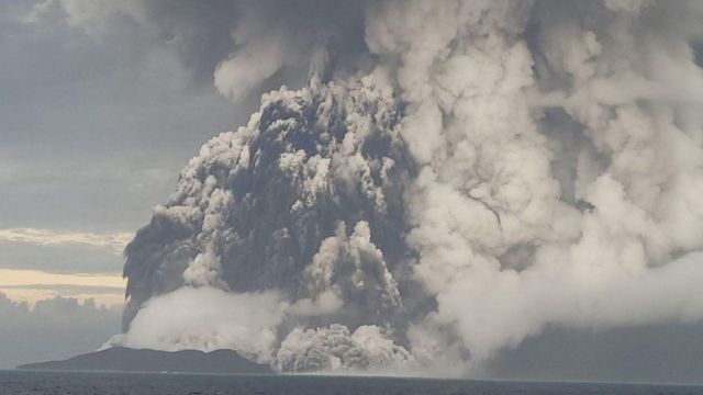 بركان تونغا: سحب الرماد والغازات السامة تشكل” خطرا” على الصحة العامة