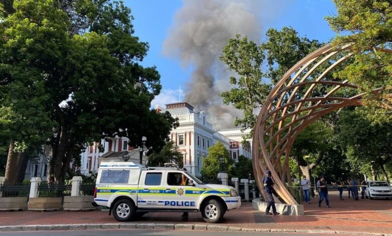حريق مهول يلتهم برلمان جنوب إفريقيا
