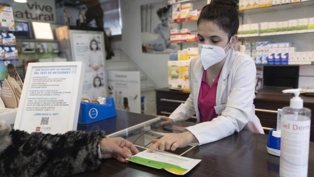 فيروس كورونا: منظمة الصحة العالمية تتوقع إصابة “نصف سكان أوروبا” بأوميكرون
