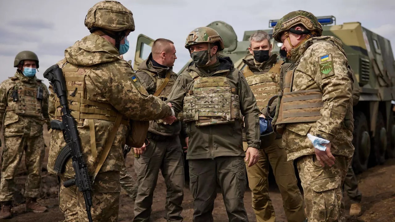 أوكرانيا تستدعي جنود الاحتياط وتطلب من مواطنيها مغادرة روسيا فورا