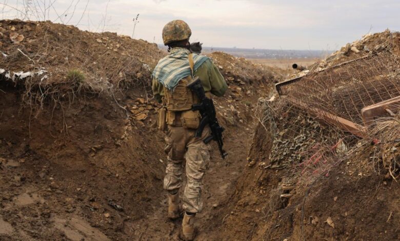الكرملين يؤكد بدء سحب بعض قواته من الحدود الأوكرانية