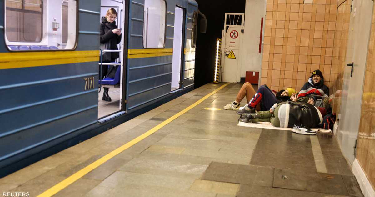 بالصور.. أوكرانيون يقضون أول ليلة في الحرب داخل محطات المترو