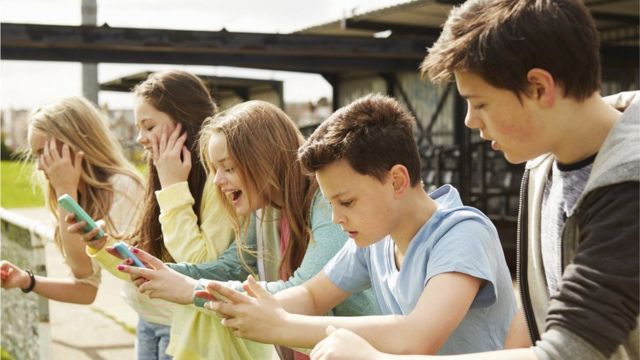 استخدام المراهقين لوسائل التواصل “يزيد من شعورهم بالإحباط”