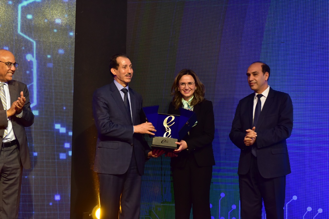 الداكي يتسلم جائزة امتياز 2021 عن خدمة الشكاية الإلكترونية