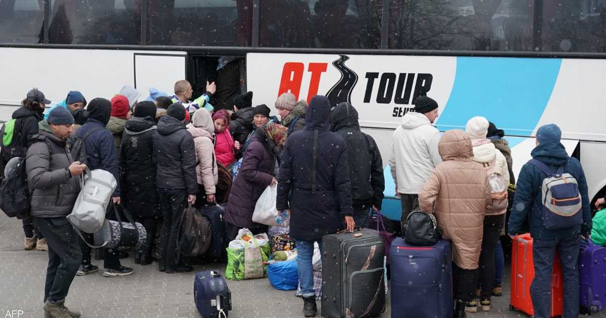 حافلات مكتظة.. مدنيون يغادرون أوكرانيا مع فتح أول ممر إنساني