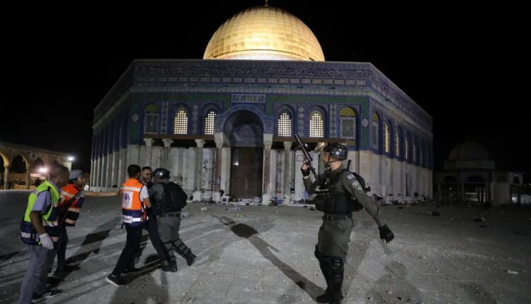 153 مصابا بعد اقتحام الجيش الإسرائيلي للمسجد الأقصي