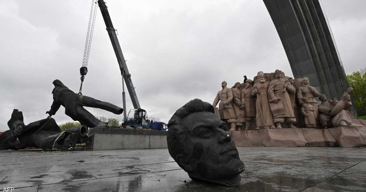 بالصور.. كييف تسقط تمثال “الصداقة الروسية الأوكرانية”