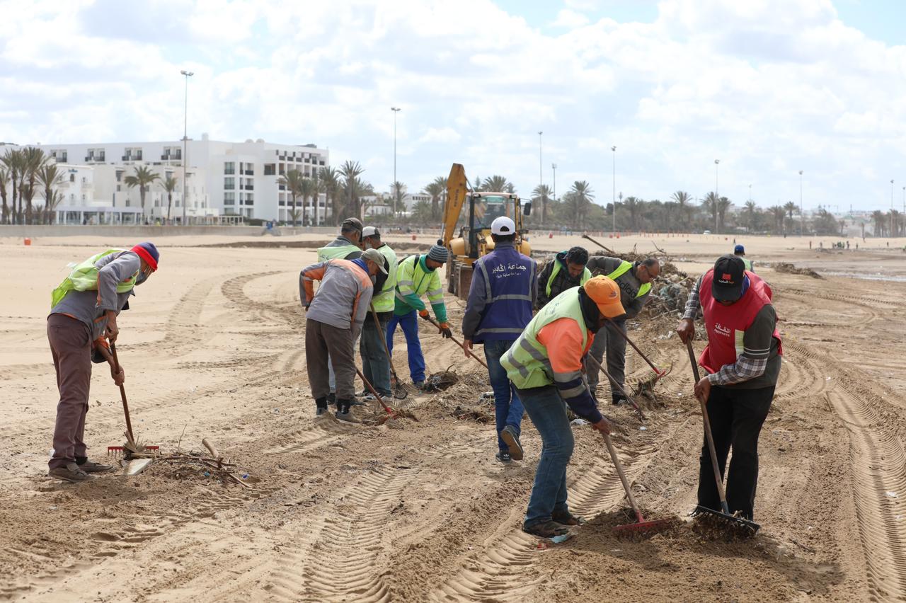 جماعة أكادير تقوم بحملة نظافة بالشاطئ