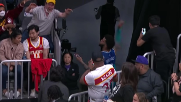 لاعب السلة الأميركي بريدجيس يعتذر عن إلقاء “واقي الفم” على فتاة