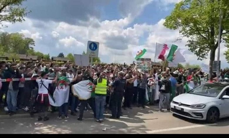 احتجاجات جزائرية أمام مقر فيفا للمطالبة بإعادة مباراة الكاميرون