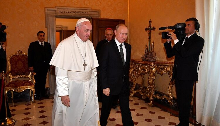 البابا الفاتيكان يعلن استعداده للقاء بوتين