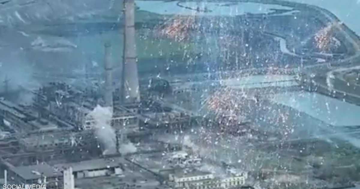 “ذخائر محترقة طائرة”.. فيديو لهجوم “غريب” على مصنع آزوفستال