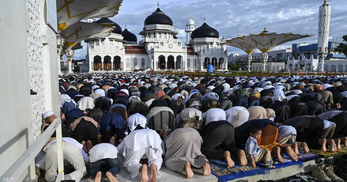 ملايين المسلمين يؤدون صلاة عيد الفطر في دول عدة