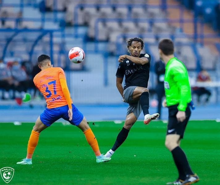 يفشل الهلال في الفوز على منافسه دورياً.. ويهزمه بنهائي كأس الملك