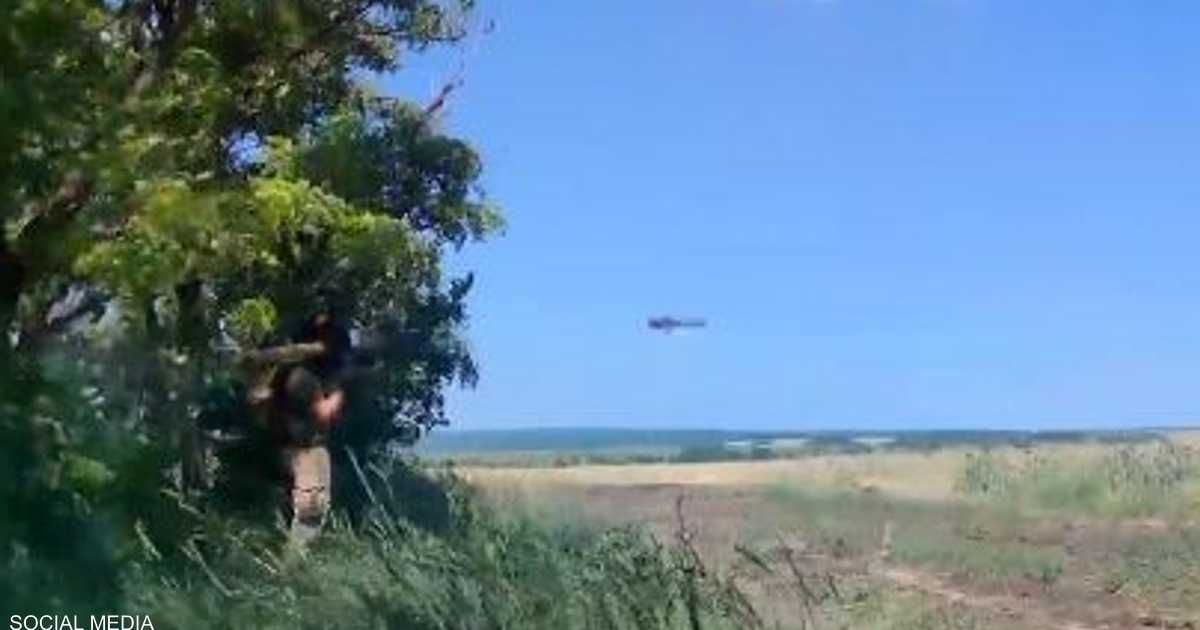 بصاروخ الكتف.. فيديو يرصد لحظة استهداف “القرش الروسي”