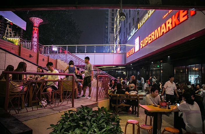 حانة تتسبب بانتشار “شرس” لكورونا في أحد أحياء بكين