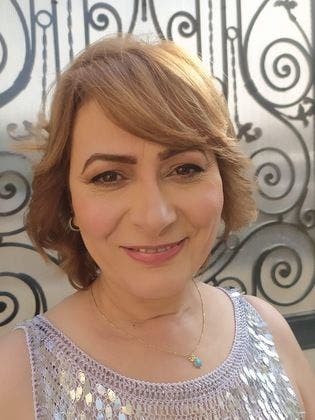 فنانة مصرية تبكي وتستغيث بسبب ابنها المدمن