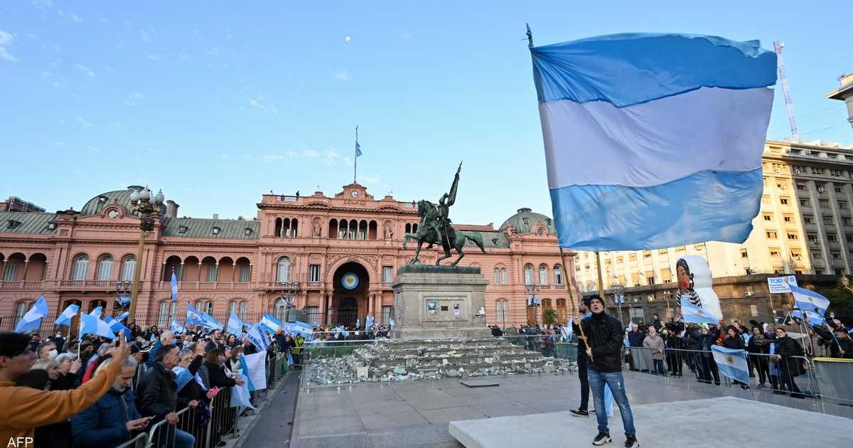 احتجاجات في الأرجنتين والرئيس يدعو للوحدة