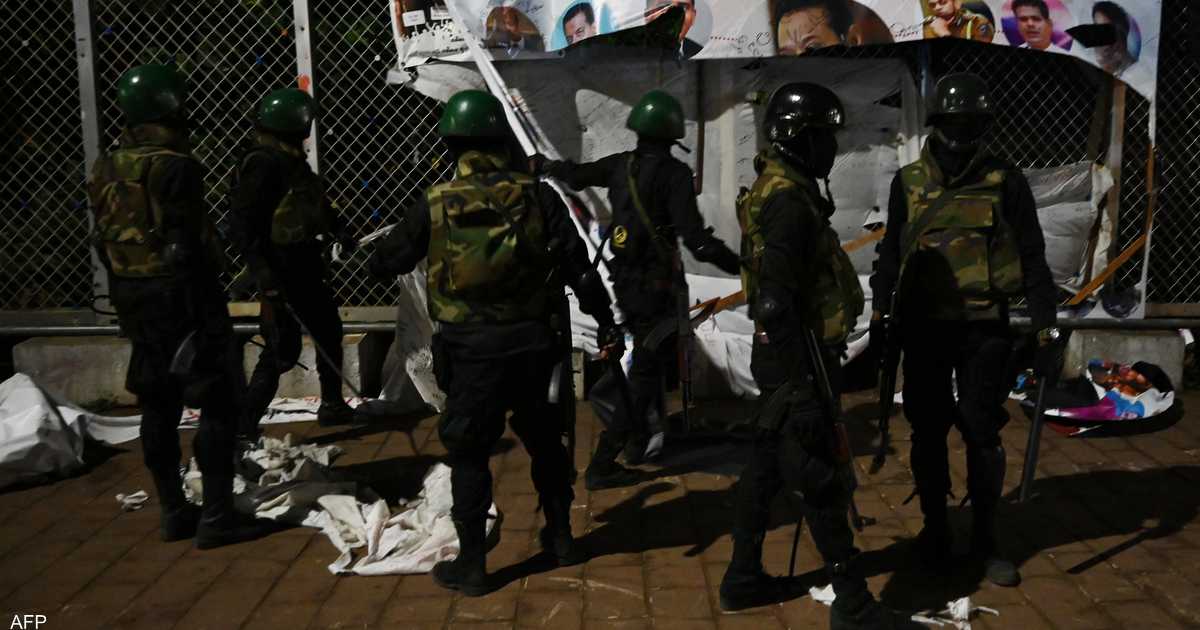 الأمن السريلانكي يفكك مخيم المحتجين الرئيسي أمام قصر الرئاسة
