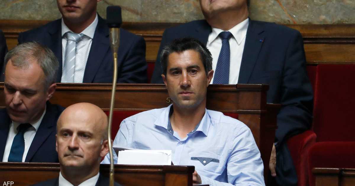 البرلمان الفرنسي منقسم بسبب ربطات العنق