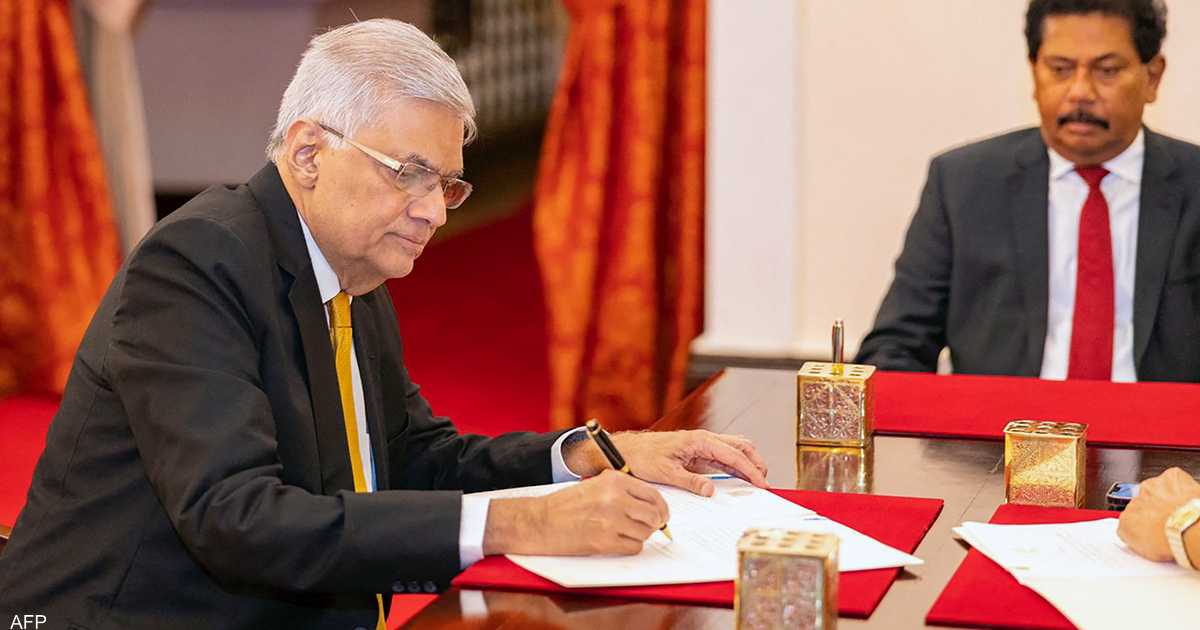 بعد اقتحام القصر.. رئيس وزراء سريلانكا يتنحى عن منصبه