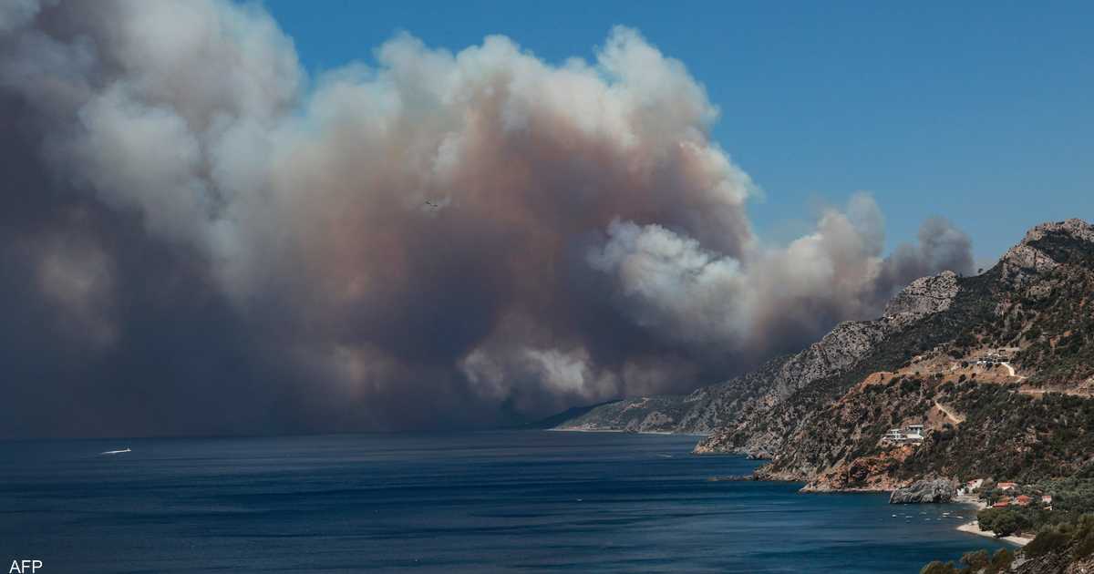 حريق واسع في جزيرة سياحية باليونان.. والسلطات تخلي منتجعا