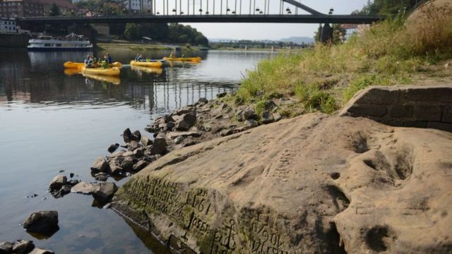 الجفاف: ما هي الرسائل المحفورة على “حجارة الجوع” التي كشف عنها انحسار الأنهار في أوروبا؟