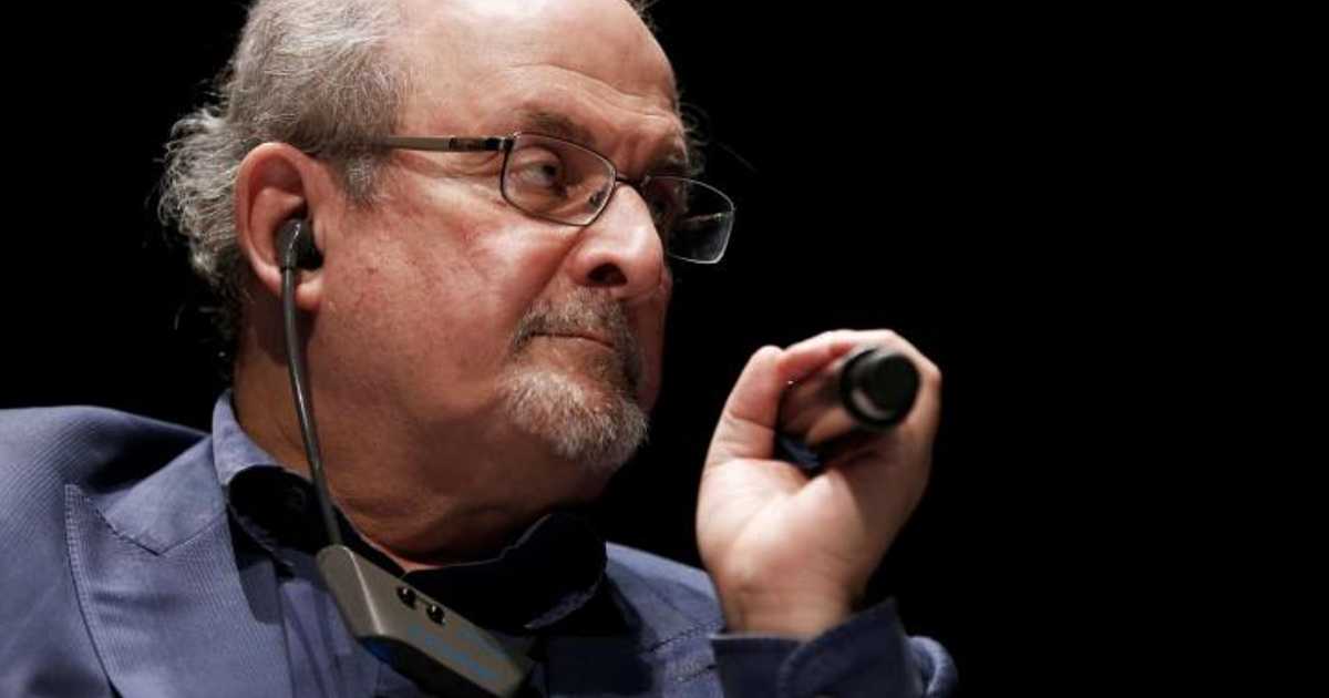 تعرض الروائي سلمان رشدي للطعن في العنق في ولاية نيويورك