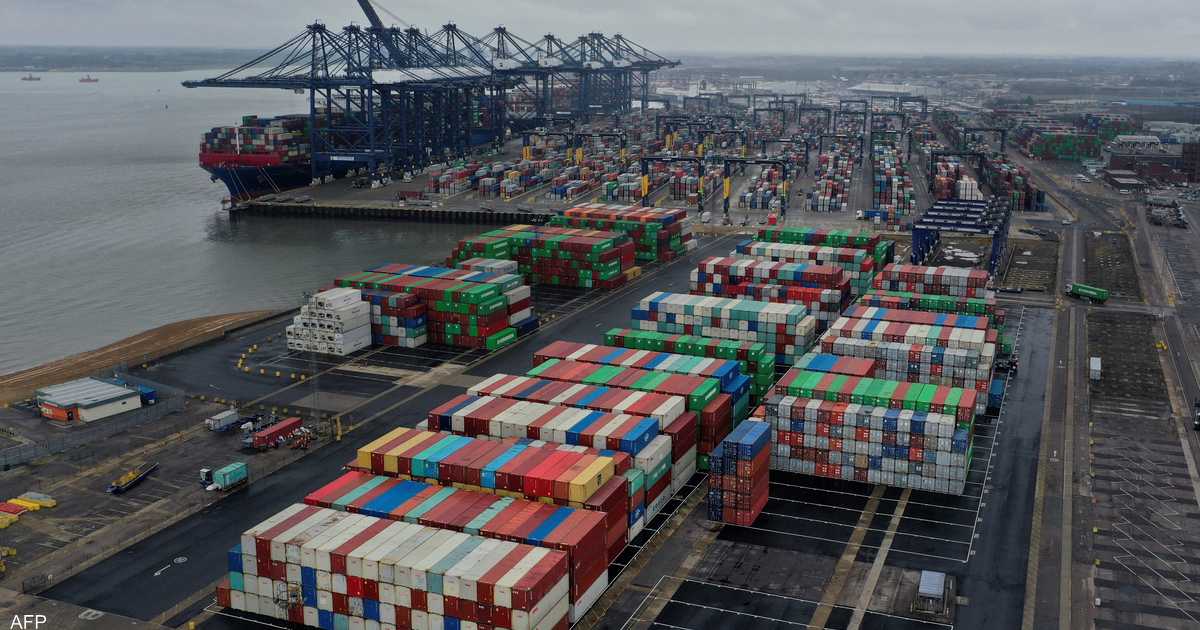 عمال أكبر ميناء للحاويات في بريطانيا يبدأون إضرابا “طويلا”