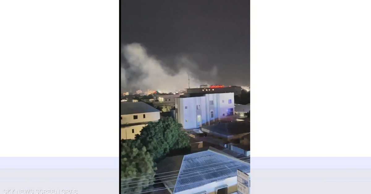 فيديو.. مسلحون يسيطرون على فندق بالعاصمة الصومالية 