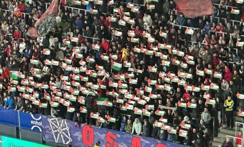 جماهير أوساسونا الاسباني ترفع أعلام فلسطين في مباراة غرناطة