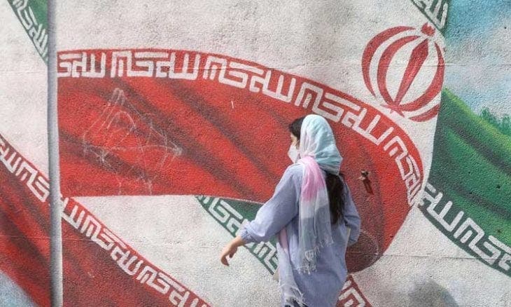 إيران تقيل مسؤولاً رياضياً بسبب انتهاك رياضية قانون الحجاب
