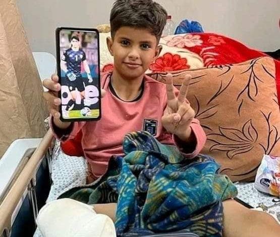 بونو يتواصل هاتفيا مع الطفل الفلسطيني الذي بترت رجله اليمنى جراء قصف إسرائيلي