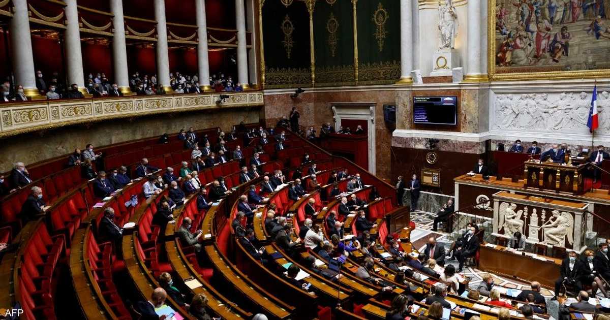 بدعم اليمين المتطرف.. برلمان فرنسا يقر قانون “طرد الأجانب”