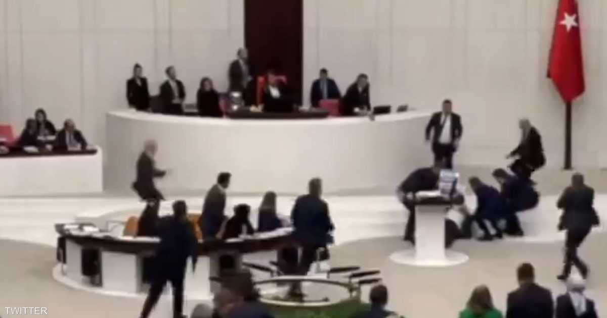 فيديو.. وفاة نائب تركي بعد نوبة قلبية خلال كلمة ضد إسرائيل