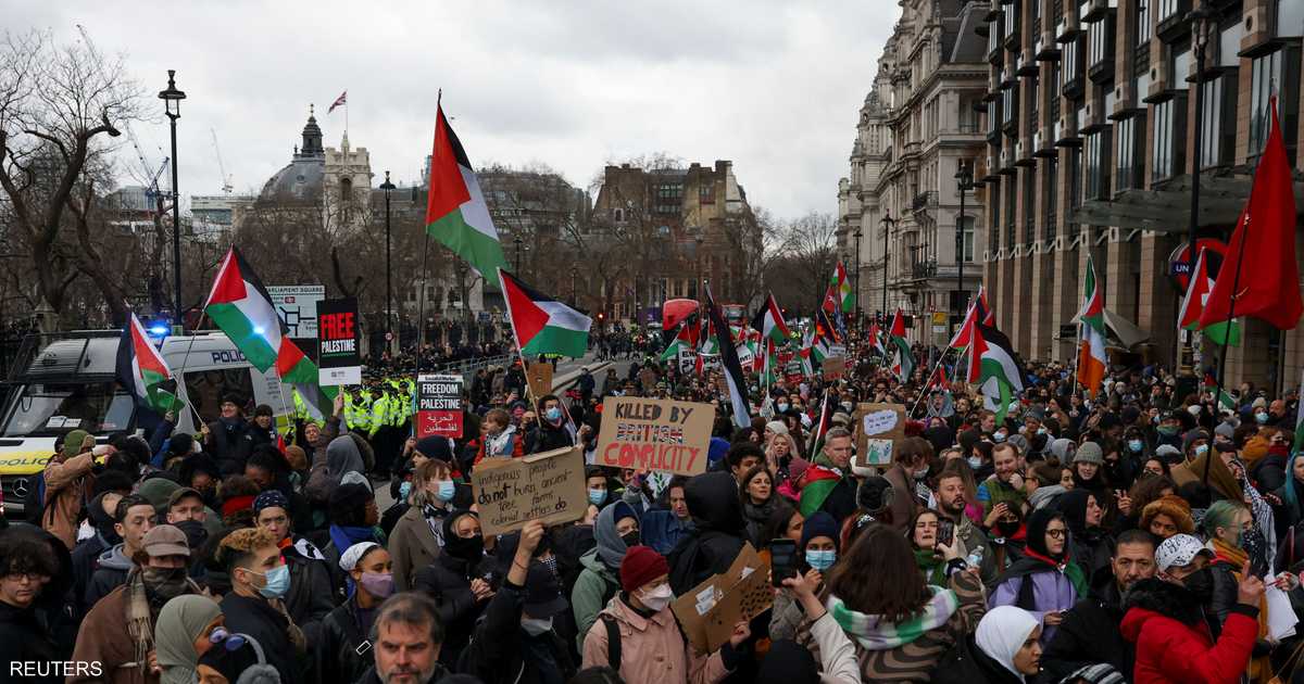 محتجون مؤيدون لفلسطين يغلقون طرقا خارج البرلمان البريطاني
